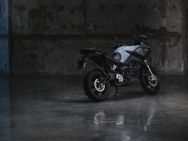 Zero-Motorcycles MY24 DSR Studio 2